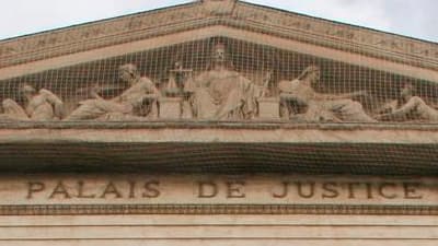 Un syndicat de magistrats brosse un tableau très sombre de l'état des juridictions françaises, dans un rapport rendu public mardi jour de l'arrivée officielle du nouveau ministre de la Justice, Michel Mercier. /Photo d'archives/REUTERS/