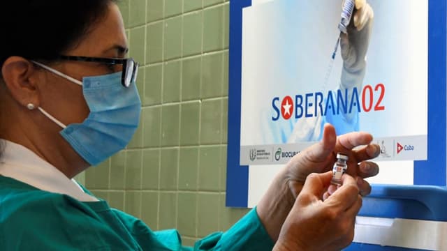 Une dose du candidat vaccin Soberana préparée par une soignante à La Havane (Cuba) en mars 2021.