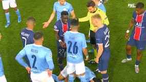 Idrissa Gueye, Riyad Mahrez et Mitchel Bakker en discussion lors de PSG-Manchester City