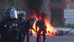 Des CRS tentent d'éteindre un feu lors du mouvement "Bloquons tout" du 10 septembre à Toulouse