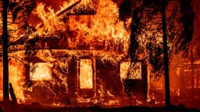 Une maison en proie aux flammes du Dixie Fire, dans la communauté de Indian Falls, le 24 juillet 2021 (Photo d'illustration).
