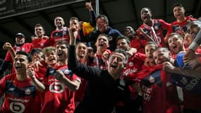 L'entraîneur de Lille Christophe Galtier (C) et les joueurs de l'équipe, à Angers le 23 mai 2021