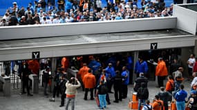 Des supporters arrivant à l'un des points de contrôle du Stade de France avant le match PSG-OM le 21 mai 2016. 
