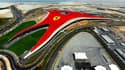 Vue aérienne du dôme géant du Ferrari World de Dubaï.