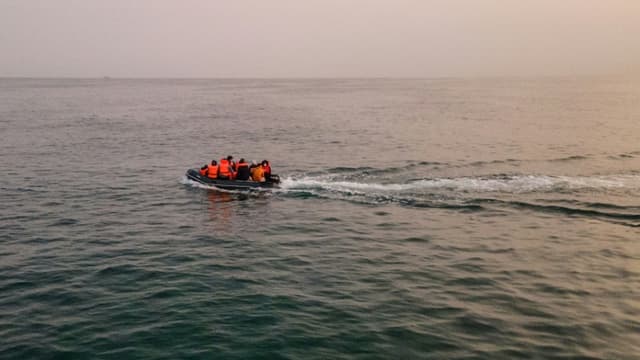 Des migrants à bord d'un bateau pneumatique traversnt la Manche depuis la France pour gagner l'Angleterre, le 11 septembre 2020