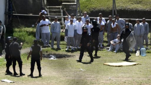 Des policiers antiémeutes contrôlent des détenus à la prison pour mineurs de San José Pinula, le 20 mars 2017 au Guatemala