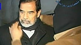 Extrait d'une vidéo montrant Saddam Hussein quelques instants avant sa pendaison, le 30 décembre 2006.