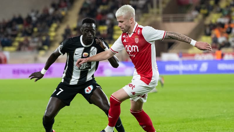 Duel entre Ibrahima Niane et Caio Henrique lors du match de Ligue 1 Monaco-Angers, 1er novembre 2024