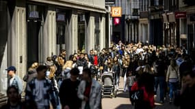 Des piétons dans une rue commerçante d'Amsterdam, le 28 avril 2021 aux Pays-Bas. (photo d'illustration)