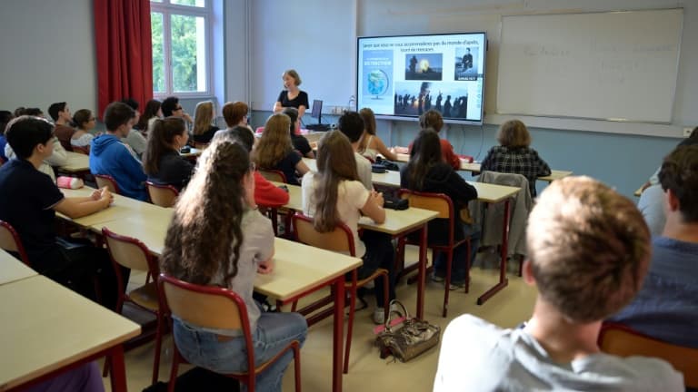 Des lycéens écoutent un professeur le jour de la rentrée des classes, le 4 septembre 2023 à Paris