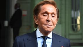 Le créateur de mode italien Valentino Garavani arrive à l'événement « Karl For Ever » organisé en l'honneur du défunt créateur de mode allemand Karl Lagerfeld au Grand Palais à Paris, le 20 juin 2019.
