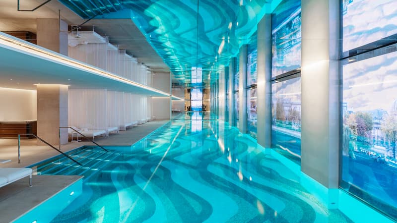 La piscine de l'hôtel Cheval Blanc Paris.
