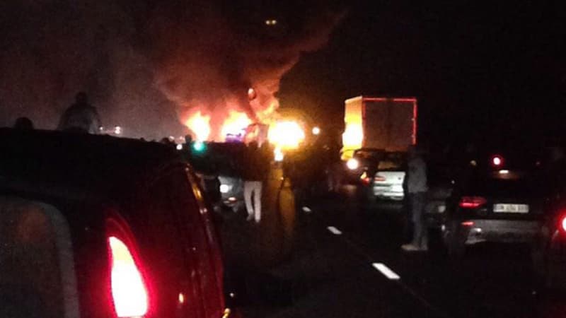 Selon des témoins sur place, un grave accident a eu lieu, ce vendredi soir, sur l'autoroute A1 en direction de Paris. L'autoroute est en feu à la suite d'une collision. Un poids-lourd et un car seraient impliqués.