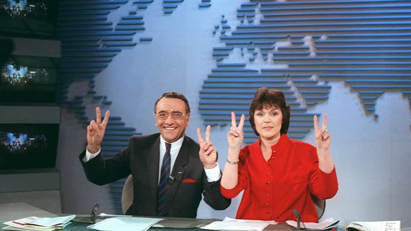 Le duo aux manettes du journal de 13 heures sur TF1, en 1988, Yves Mourousi et Marie-Laure Augry.