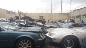 La dizaine de voitures détruites dans un parking du bureau des douanes de Manille, début février 2018.