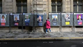 Des affiches de candidats à l'élection présidentielle, le 7 avril 2022 à Paris.