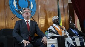 Jean-Luc Mélenchon (La France insoumise) et le Premier ministre sénégalais Ousmane Sonko à Dakar, au Sénégal, le 16 mai 2024