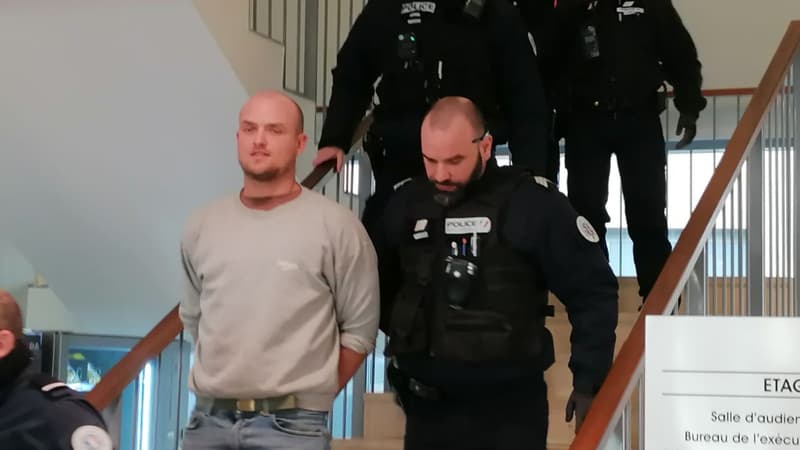 Merlin Longuet, leader du "Café des Libertés" à Forcalquier, interpellé en sortant du tribunal correctionnel de Digne-les-Bains le jeudi 25 janvier 2024.