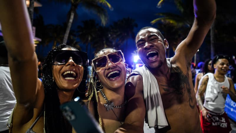 Des fêtards dansent sur Ocean Drive à Miami Beach, en Floride, le 18 mars 2022, lors du "Spring Break"