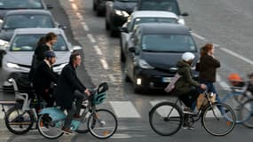 Des cyclistes à Paris ce 8 octobre 2024.