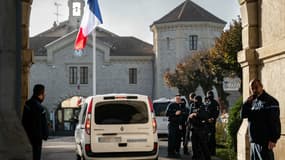 Une voiture de gendarmerie à la prison de Dijon le 27 novembre 2025