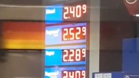 Cette vidéo filmée par un Allemand montre le prix du gazole qui remonte de 17 centimes et celui de l'essence de 35 centimes à minuit.