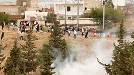 Les policiers tunisiens ont fait usage de gaz lacrymogènes dimanche devant le principal campus universitaire de Tunis pour tenter de disperser plusieurs centaines d'islamistes qui les attaquaient à coups de pierres, de couteaux et de bâtons, selon un jour