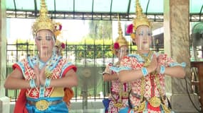 Coronavirus: un sanctuaire de Bangkok équipe ses danseuses de visières de protection