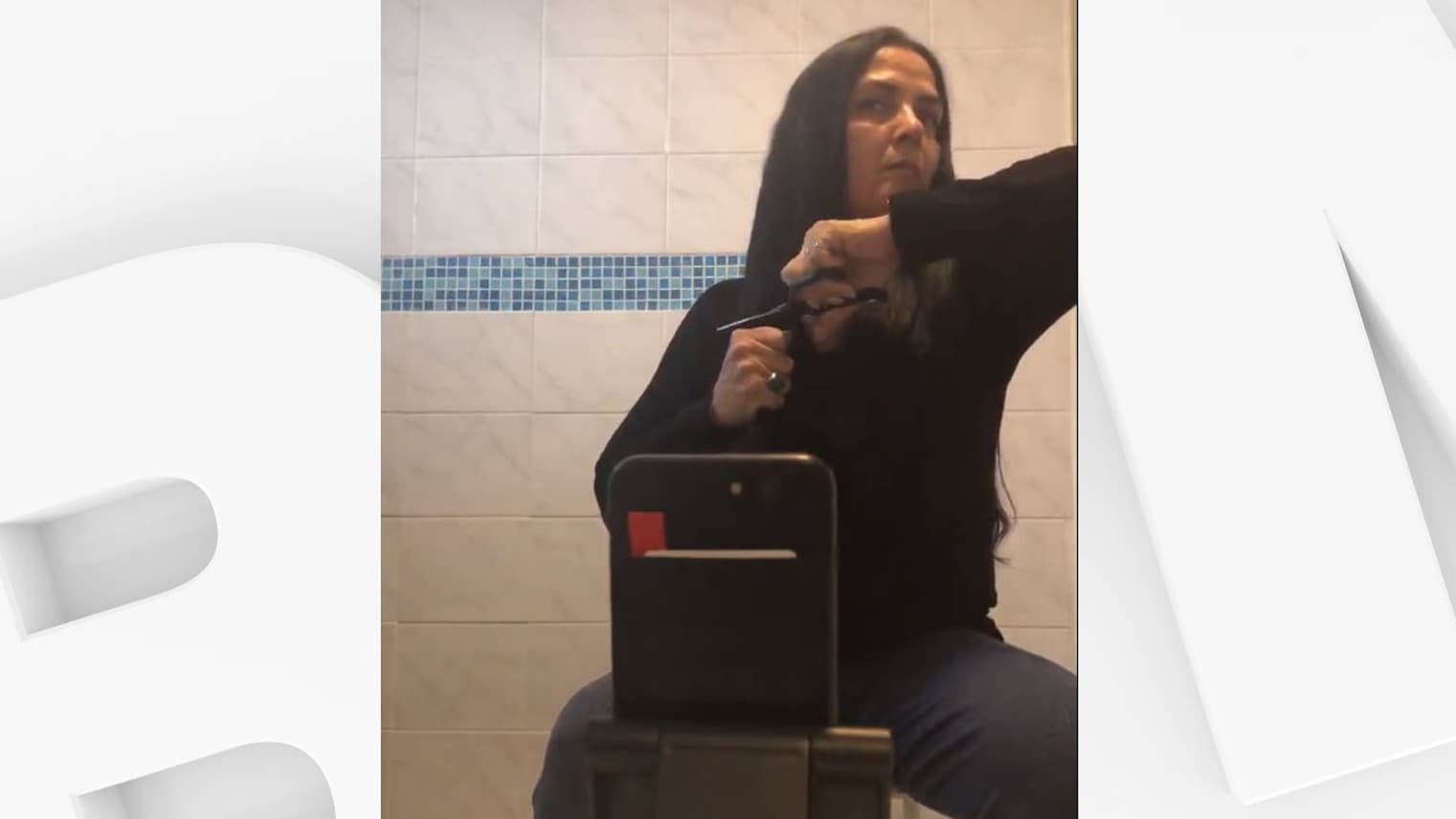 L'Iranienne Narges Jalali en train de se couper les cheveux depuis la Suède où elle est réfugiée.