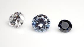 Les diamants commémoratifs sont toujours plus ou moins bleuté.