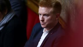 Le député Adrien Quatennens (c), réintégré dans le groupe LFI, le 11 avril 2023 à l'Assemblée nationale, à Paris 