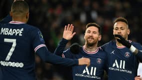 La joie de Lionel Messi, au côté de Neymar, après avoir marqué sur une passe décisive de Kylian Mbappé, lors du match de la 30e journée de Ligue 1 face à Lorient, le 3 avril 2022 au Parc des Princes