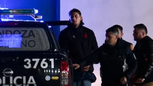 Le rugbyman français Oscar Jegou, escorté par la police, arrive à Mendoza, le 11 juillet 2024 en Argentine