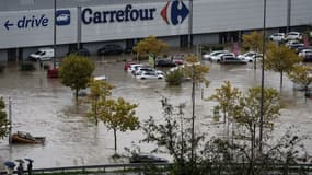 Des voitures partiellement submergées sur le parking d'un centre commercial à Givors (Rhône)