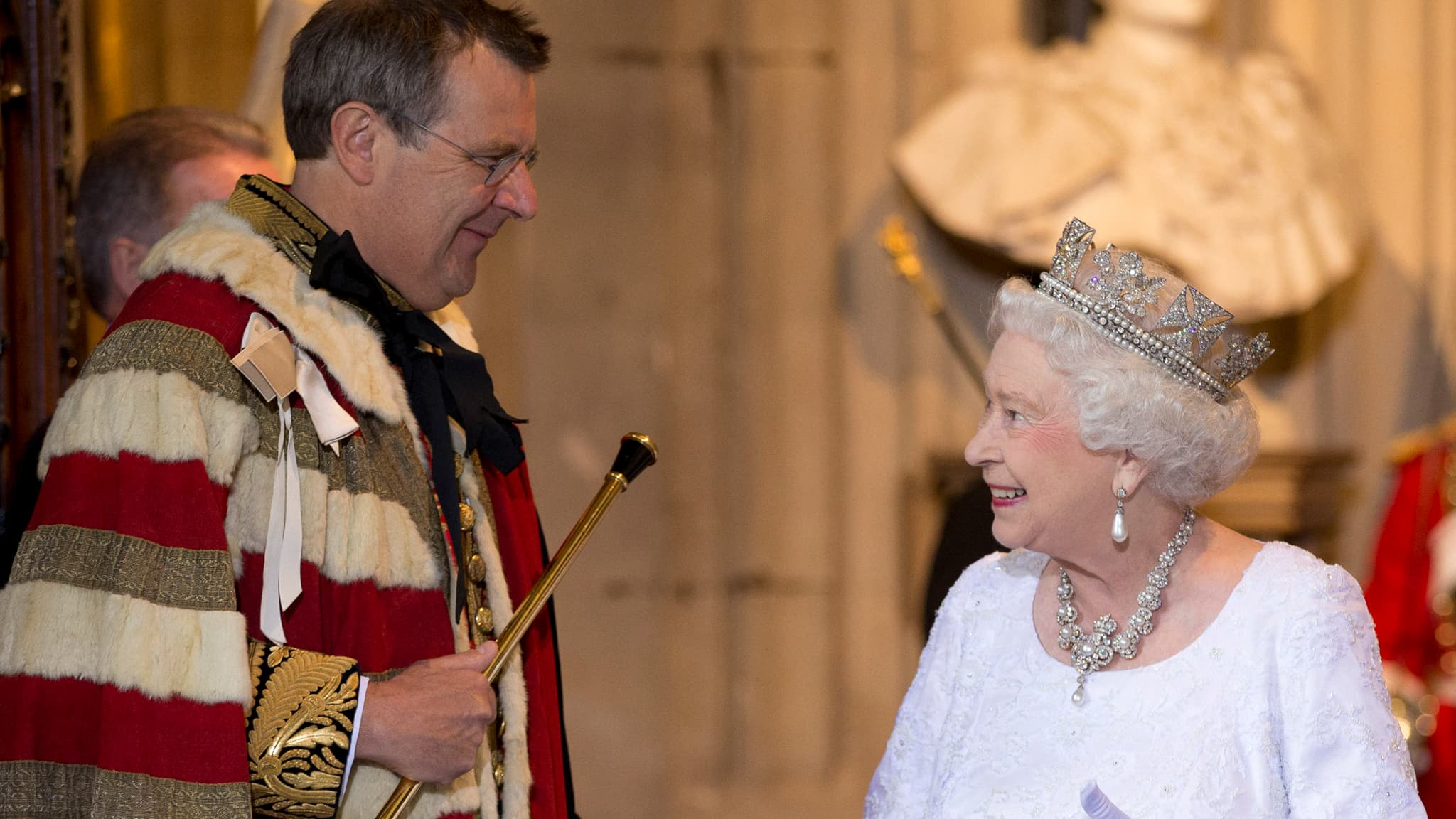 La reine Elizabeth II avec Edward Fitzalan-Howard, duc de Norfolk, dans son rôle de comte maréchal, lors de l'ouverture officielle du Parlement à Londres, le 4 juin 2014. La reine Elizabeth II avec Edward Fitzalan-Howard, duc de Norfolk, dans son rôle de comte maréchal, lors de l'ouverture officielle du Parlement à Londres, le 4 juin 2014.