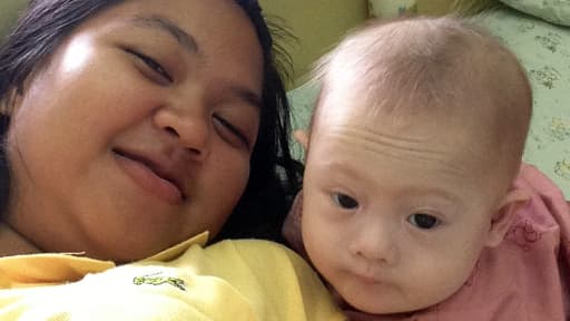 Photographie de Pattaramon Chanbua avec le petit Gammy, à Sriracha, dans la province de Chonburi, en Thaïlande. La photo, non datée, a été communiquée par la jeune Thaïlandaise à l'AFP le 3 août.