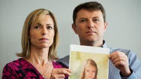 Les parents de Madeleine McCann, Kate et Gerry McCann, posent avec une reproduction d'artiste représentant leur fille disparue à neuf ans, le 2 mai 2012 (photo d'archives)