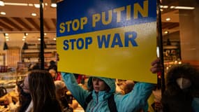 Un manifestant pro-ukrainien devant l'ambassade d'Ukraine à Istanbul