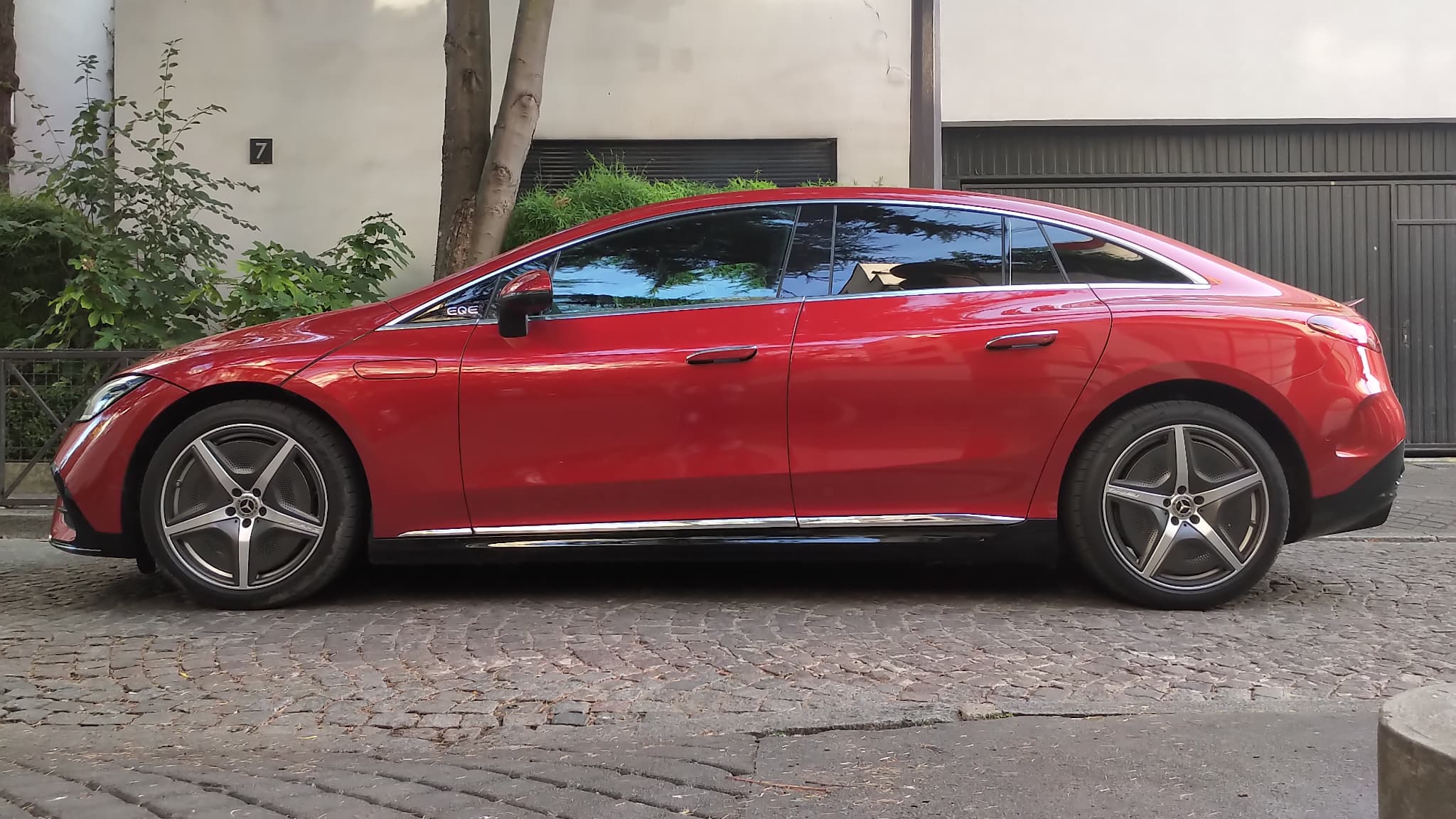 Se classant parmi les grandes routières, l'EQE reprend des lignes bien connues chez Mercedes. Lignes qui ressortent en particulier de profil. Se classant parmi les grandes routières, l'EQE reprend des lignes bien connues chez Mercedes. Lignes qui ressortent en particulier de profil.