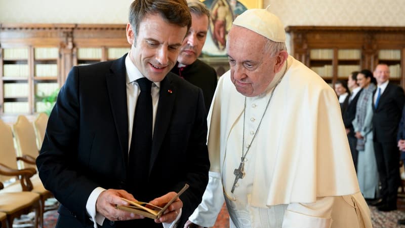 Emmanuel Macron et le pape François le 24 octobre 2022 au Vatican 