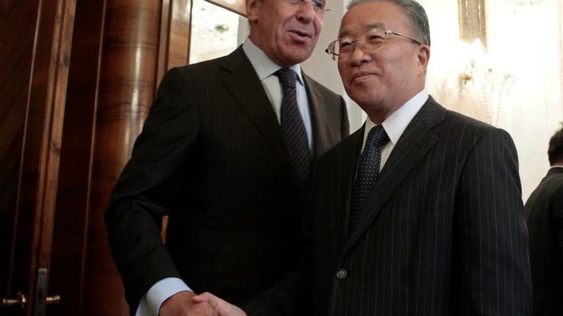 Le ministre des Affaires étrangères russe Sergueï Lavrov (à gauche), à l'issue de sa rencontre mardi à Moscou avec le conseiller d'Etat chinois chargé de la diplomatie Dai Bingguo. Au lendemain de déclarations du président américain Barack Obama précisant
