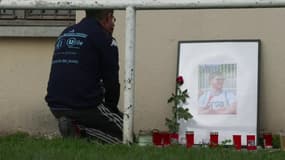 Au stade du club de rugby Romans-Péage, une personne se recueille devant le portrait de Nicolas, tué par balles dans la nuit de jeudi à vendredi 1er novembre