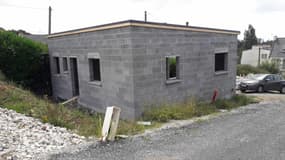 Elise Chaillie devait emménager en janvier dans cette maison qu'elle fait construire à Crozon, mais son chantier est à l'arrêt. 