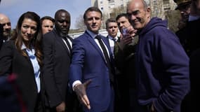Le président de la République, Emmanuel Macron, à la rencontre des habitants de la Castellane à Marseille le mardi 19 mars 2024. 
