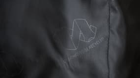 Le logo "Designed To Be Recycled" (Conçu pour être recyclé) à l'intérieur d'un blazer d'uniforme scolaire le 28 février 2025 à Kettering (Angleterre).