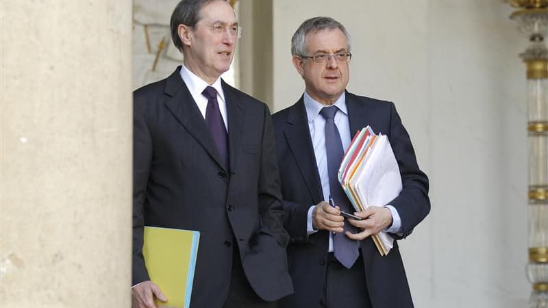 Le secrétaire général de l'Elysée Xavier Musca (à droite), avec le ministre de l'Intérieur, son prédécesseur Claude Guéant. Le Parti socialiste s'est élevé mercredi contre la possible nomination de Musca, bras droit de Nicolas Sarkozy, a la tête de la Cai