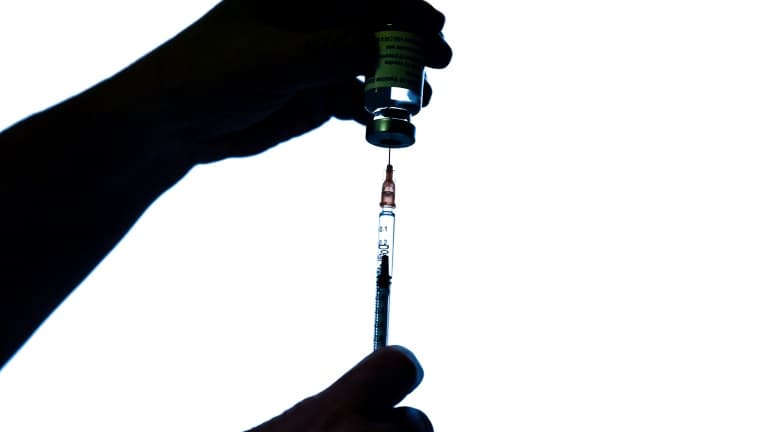 Un vaccin AstraZeneca/Oxford sur le point d'être administré à un patient à l'hôpital Mignot à Le Chesnay, près de Paris, le 7 février 2021