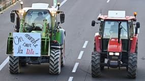 Des agriculteurs en colère bloquent l'A7 avec leurs tracteurs le 24 janvier 2024 à la hauteur du péage d'Orange, dans le Vaucluse.