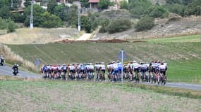 Le peloton du Tour de France sur les routes du Pays basque espagnol, 2 juillet 2023