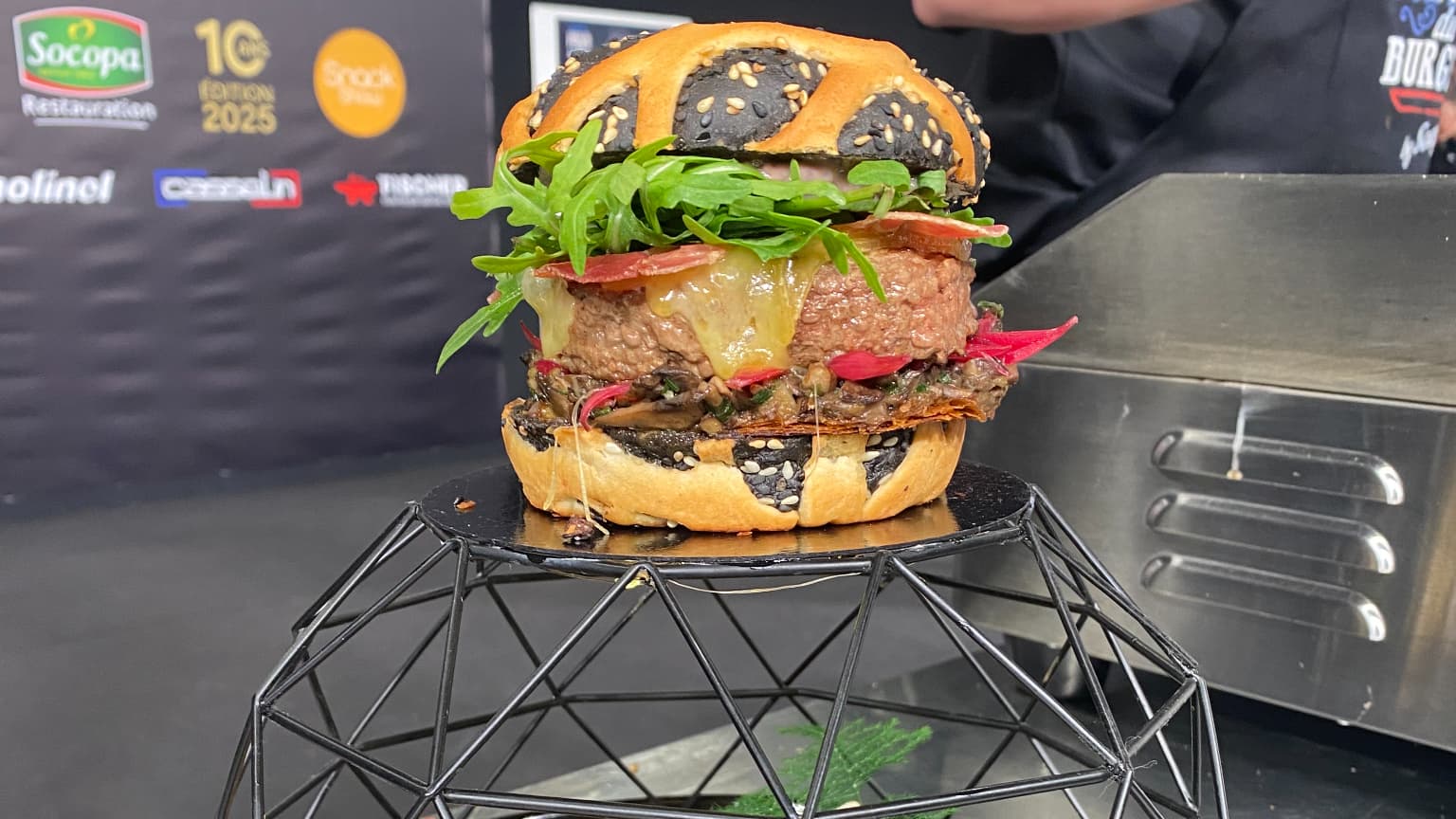 Le "Wellington" a remporté le titre du meilleur burger de France 2025. Le "Wellington" a remporté le titre du meilleur burger de France 2025.